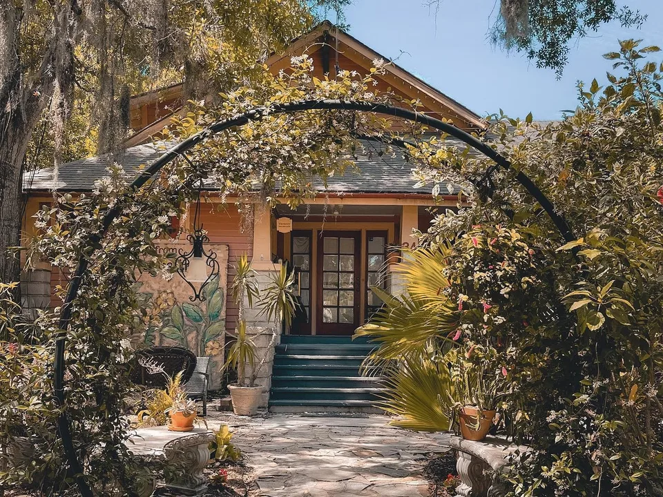 Josie Fastner Creates Welcoming Retreat at Lions and Lanterns Inn