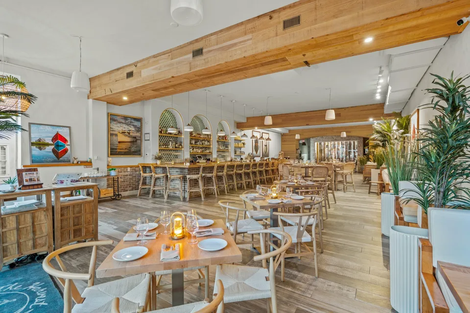 17 King American Bistro Breathes New Life Into an Iconic Plaza Restaurant Space